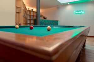 Campo OlivarLushville - Luxurious Villa with Pool in Valencia的一张台球桌,上面有两个球