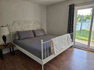 圣约翰Douglas Lake Paradise AB的一间卧室设有一张床和一个美景窗户。