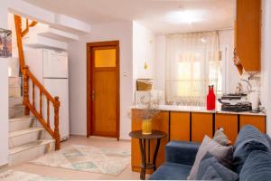 伊兹密尔Flat with Large Balcony in Izmir的一间带蓝色沙发的客厅和一间厨房