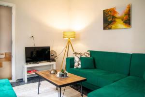 伊兹密尔Authentic House near Popular Attractions in Izmir的客厅配有绿色沙发和桌子