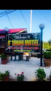 瓜拉大汉Dtahan Motel Taman Negara的停车场里一个达兰汽车旅馆的标志