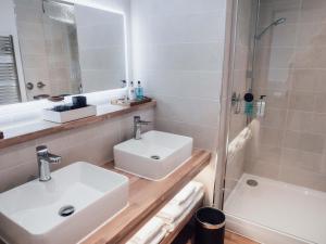 卡迪夫Rooms at The Deck, Penarth的白色的浴室设有水槽和淋浴。