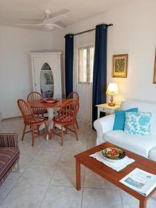 拉克鲁斯Casa Maria的客厅配有沙发和桌子