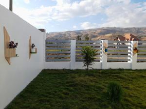 姆贝亚La-Domek Traveller's home的山景白色围栏