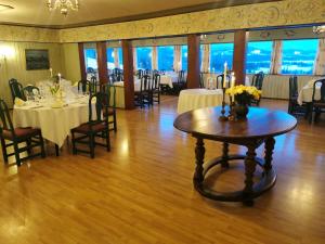 贝特斯托尔格诺伦斐杰拉德酒店的一间带桌椅和桌子的用餐室