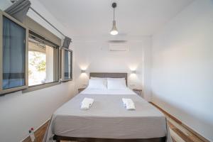 萨米Mirabilia Apartment的一间卧室配有一张大床和两条毛巾