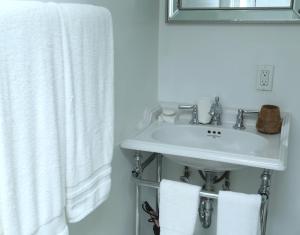 南安普敦Harpoon House的浴室配有白色水槽和毛巾