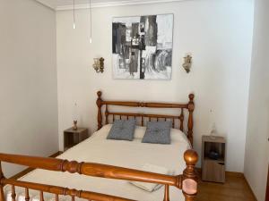 OrbaROMI ORBA的一间卧室配有一张带两个枕头的木床