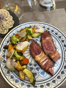 贝尔内Le Cro-Bidou的桌上一盘带肉和蔬菜的食物