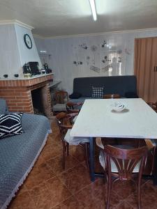 MacaelCasa rural Mccoy的客厅配有桌子和沙发