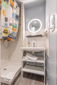 阿维尼翁科德利埃公寓酒店的一间带水槽和冰箱的小浴室