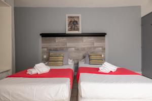阿维尼翁科德利埃公寓酒店的两张睡床彼此相邻,位于一个房间里