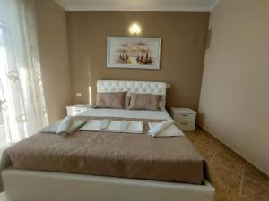 都拉斯Hotel Fama的一间卧室,卧室内配有一张大床