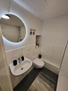 柏林Kant 99 S的一间带水槽、卫生间和镜子的浴室