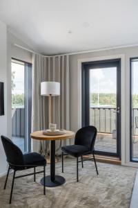 波尔沃Pellinge Marina的客厅配有桌子和两把椅子