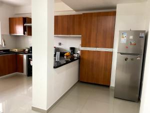 圣克鲁斯Casa Beni para estrenar的厨房配有不锈钢冰箱和木制橱柜