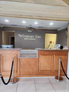 杰克逊维尔Windsor Inn of Jacksonville的墙上有标牌的餐厅柜台