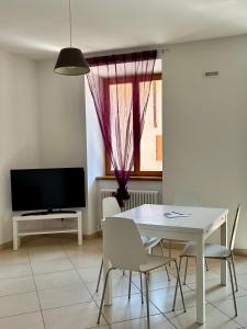 阿科Appartamento Maso Giare的一间配备有白色桌椅的用餐室