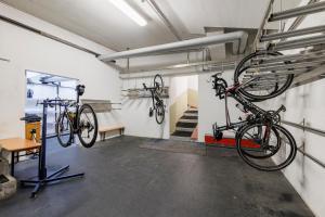 瓦尔迪登特罗米拉瓦耶酒店的两辆自行车挂在车库的墙上