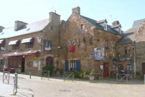 勒孔凯Proche Pointe Saint Mathieu et plages, avec piscine chauffée dans résidence的城市街道上的一座旧砖砌建筑