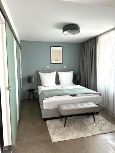 拜罗伊特Rotmain Apartments的一间卧室设有一张大床和一个窗户。