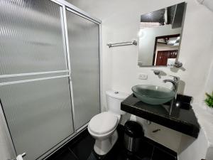 锡卡西亚Tucan Hostal的带淋浴、卫生间和盥洗盆的浴室