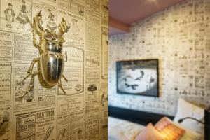 杜塞尔多夫汉萨同盟酒店的一间墙上有甲虫的房间