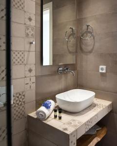 纳乌萨Santa Maria Mare的浴室设有白色水槽和镜子