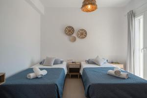纳乌萨Santa Maria Mare的一间卧室配有两张带毛巾的床