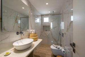 纳乌萨Santa Maria Mare的白色的浴室设有水槽和淋浴。