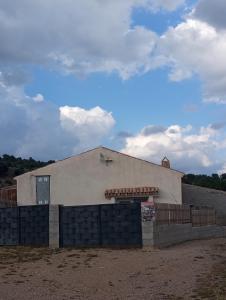 内尔皮奥Casa rural valle de huebras的前面有栅栏的白色建筑
