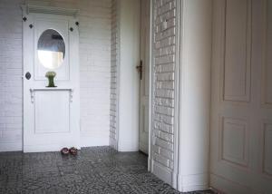 特切夫Kobieciarnia的走廊上设有白色门和镜子