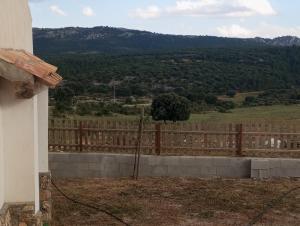 内尔皮奥Casa rural valle de huebras的享有田野和山脉景色的围栏