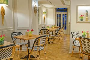 杜塞尔多夫汉萨同盟酒店的餐厅里一排桌椅