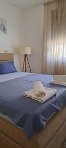 蒂瓦特Lux Apartment Jovanovic的床上有两条毛巾