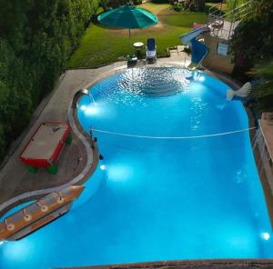 西迪基里尔Resort altayar Villa altayar 1 Aqua Park with Sea View的享有带遮阳伞的大型蓝色游泳池的顶部景致