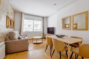 巴塞罗那阿尔卡姆金色公寓的客厅配有桌子和沙发