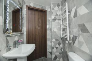 高尼奥Two Bedroom Apartment With Balcony In Gonio Beach的一间带水槽、卫生间和镜子的浴室