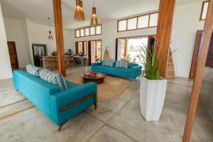 普雷亚Villa Binn by Kabana的客厅配有蓝色的椅子和桌子