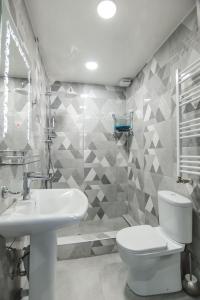 高尼奥Two Bedroom Apartment With Balcony In Gonio Beach的一间带卫生间和水槽的浴室