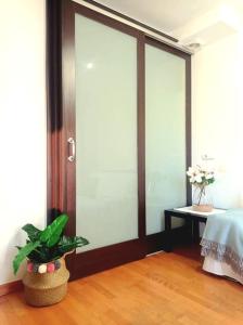 韦斯卡Acogedor apartamento con piscina y garaje的一间设有滑动玻璃门的房间,种植了植物