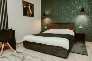 锡比乌ARINI WHITE HOUSE的一间卧室设有一张床和绿色的墙壁