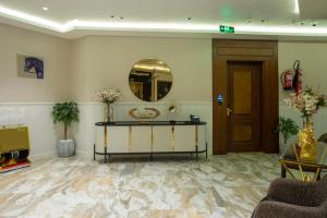 艾卜哈STwin Hotel的大堂设有桌子和镜子