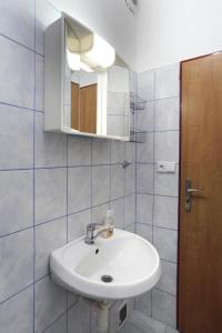 圣科维斯Penzion Skála的一间带水槽和镜子的浴室