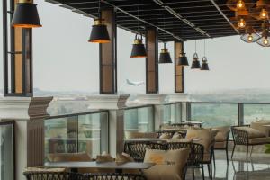 艾卜哈STwin Hotel的餐厅设有桌椅和窗户。
