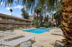 棕榈泉Sol Springs Inn的一个带躺椅的游泳池,一个度假村