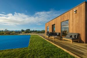 TasmanCountryview Haven的一座带木甲板和游泳池的房子