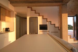沃丽曼村Aroa Eco Living Experience的房屋内的厨房,设有楼梯