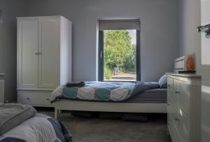 StonefortErinona House的一间卧室设有一张床和一个窗口