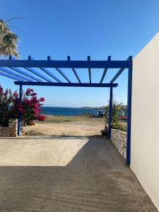 洛加拉斯Yellow Beach House的蓝色的大门,以海洋为背景